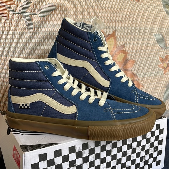 Vans Men’s Skate Sk8-Hi
Suede Gum Dark Denim
VN0A5FCCDDN
Sneakers - Picture 5 of 16